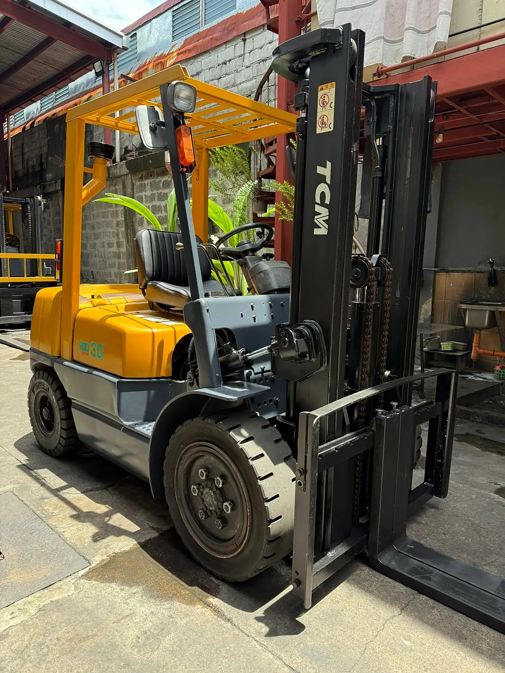 TCM 30 700 series forklift in a sunlit yard, seen from the front left